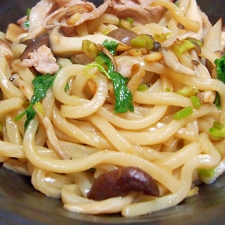 豚肉とパクチーの焼きうどん